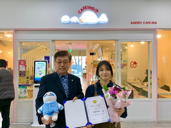 교내 카페ING, 학생 장학금으로 255만 원 기탁…  함께 성장하는 캠퍼스 되길  대표이미지